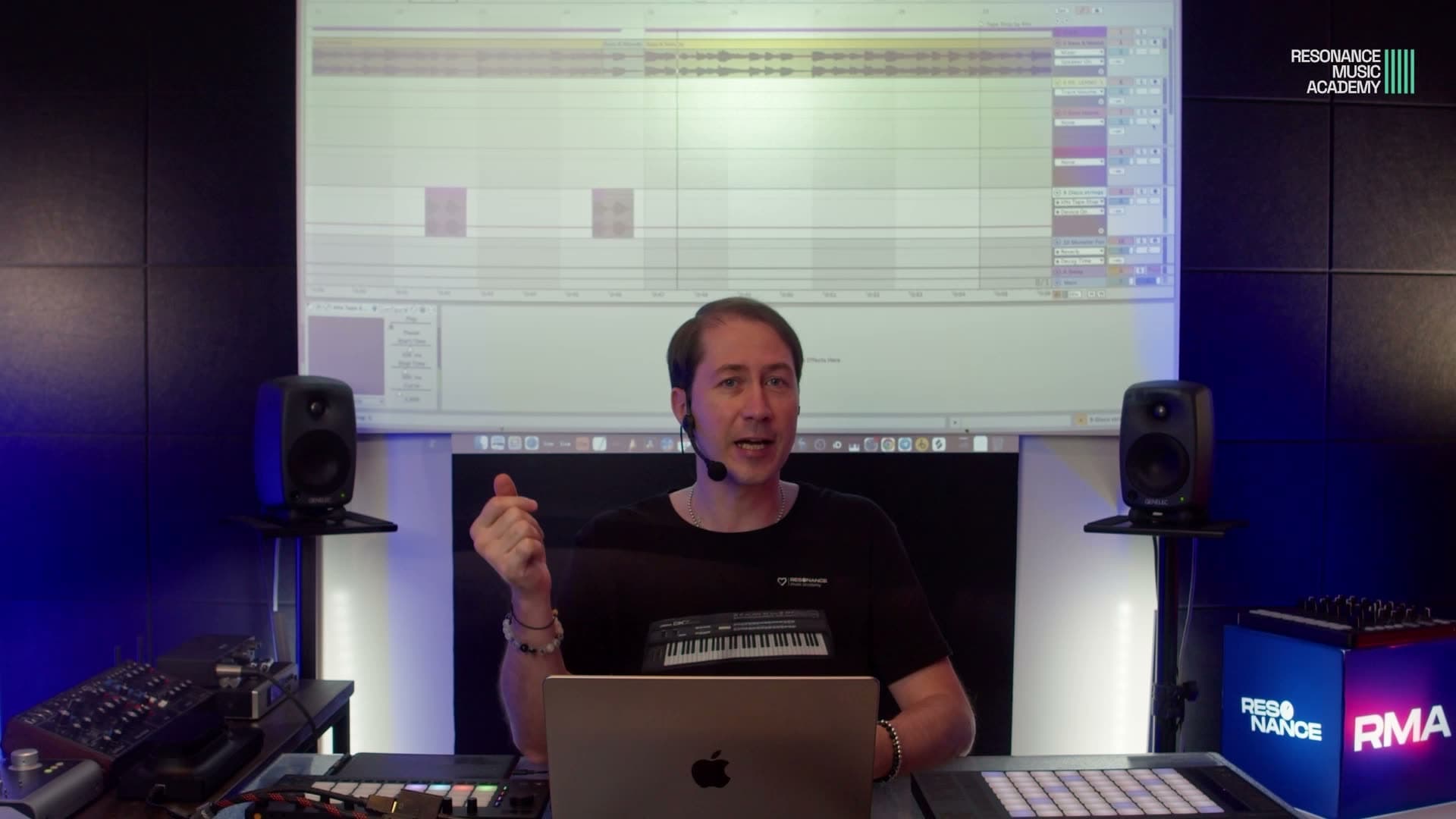 Кадр из работы Resonance — урок по Ableton с моушн-графикой. Моушн-дизайн, YouTube, Resonance Music Academy, ORPHEUS, Yerevan