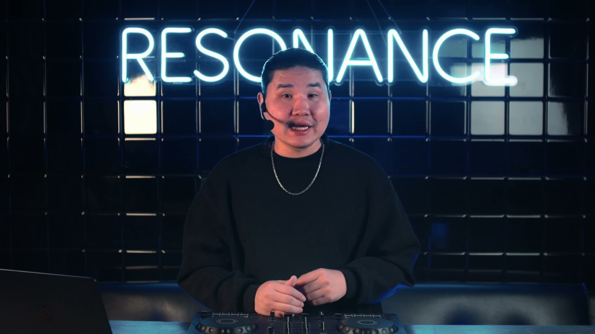 Кадр из работы Resonance — видеоурок по диджеингу. YouTube, Resonance Music Academy, ORPHEUS, Yerevan